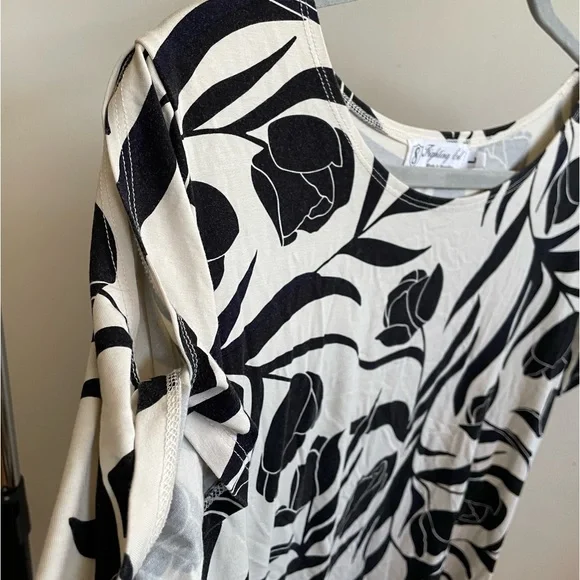 Fighting Eel Black and White Leaf Blouse - Picture 3 of 4